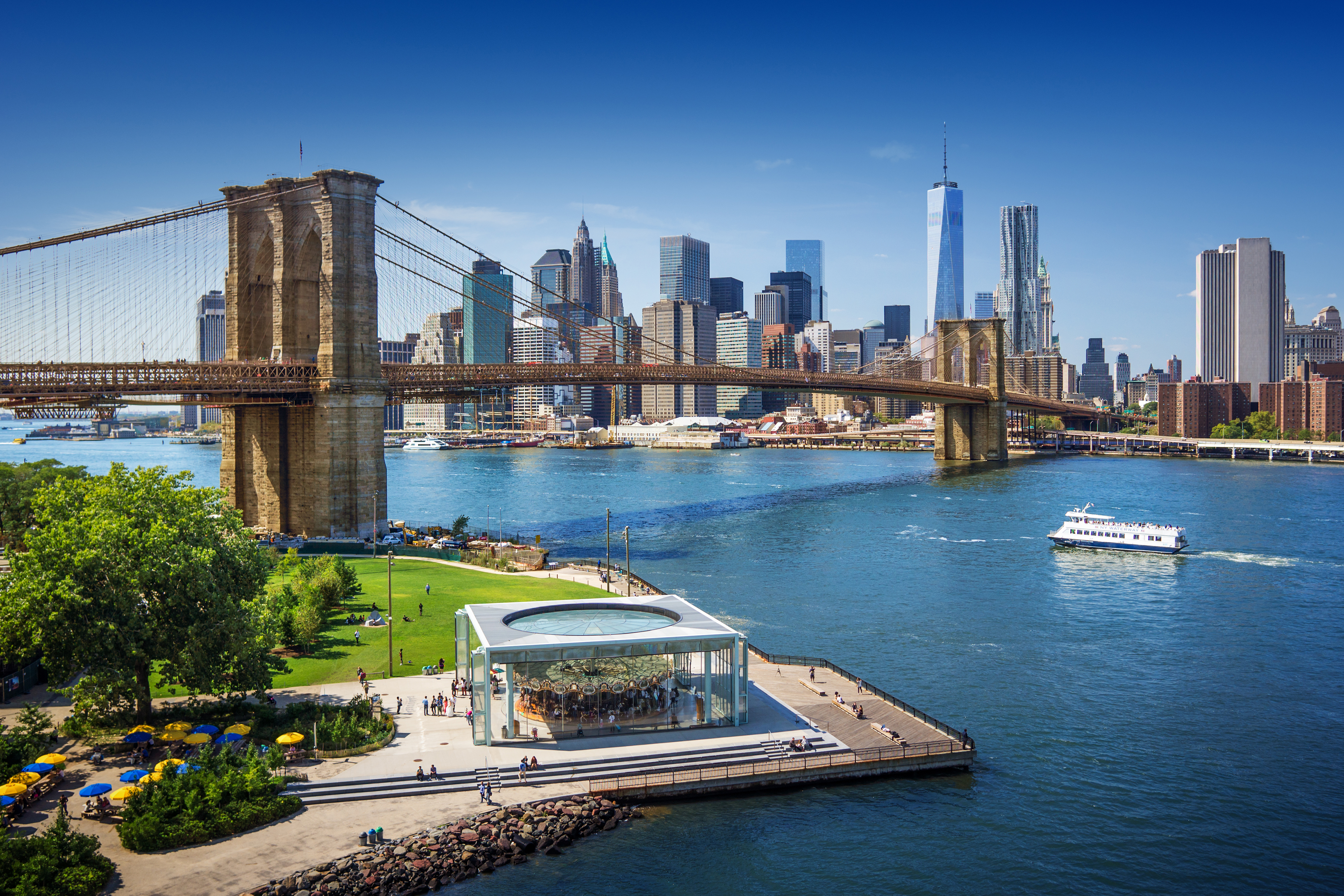 Панорама Нью-Йорка как символ программы иммиграции в США и получения ПМЖ. Переезд в США на ПМЖ