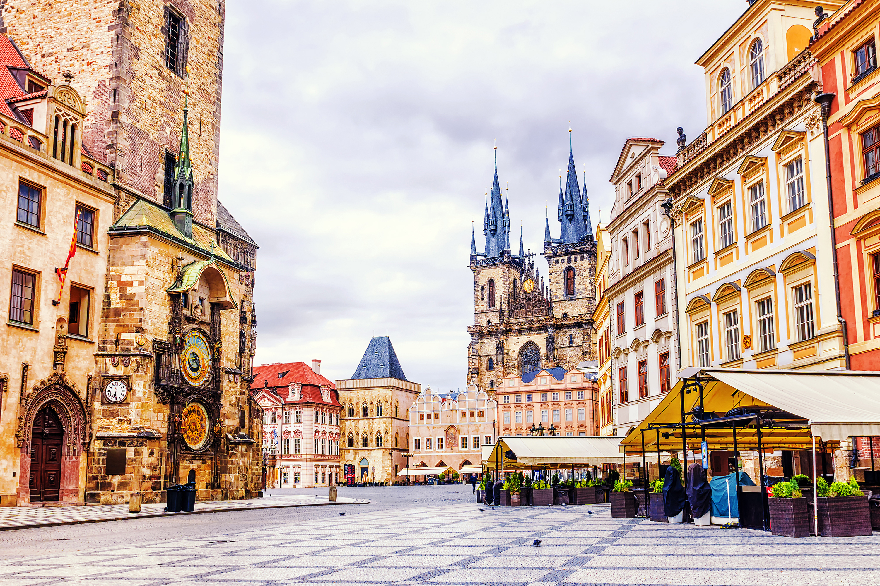 Красивые здания центра города Прага как символ иммиграции в Чехию на ПМЖ