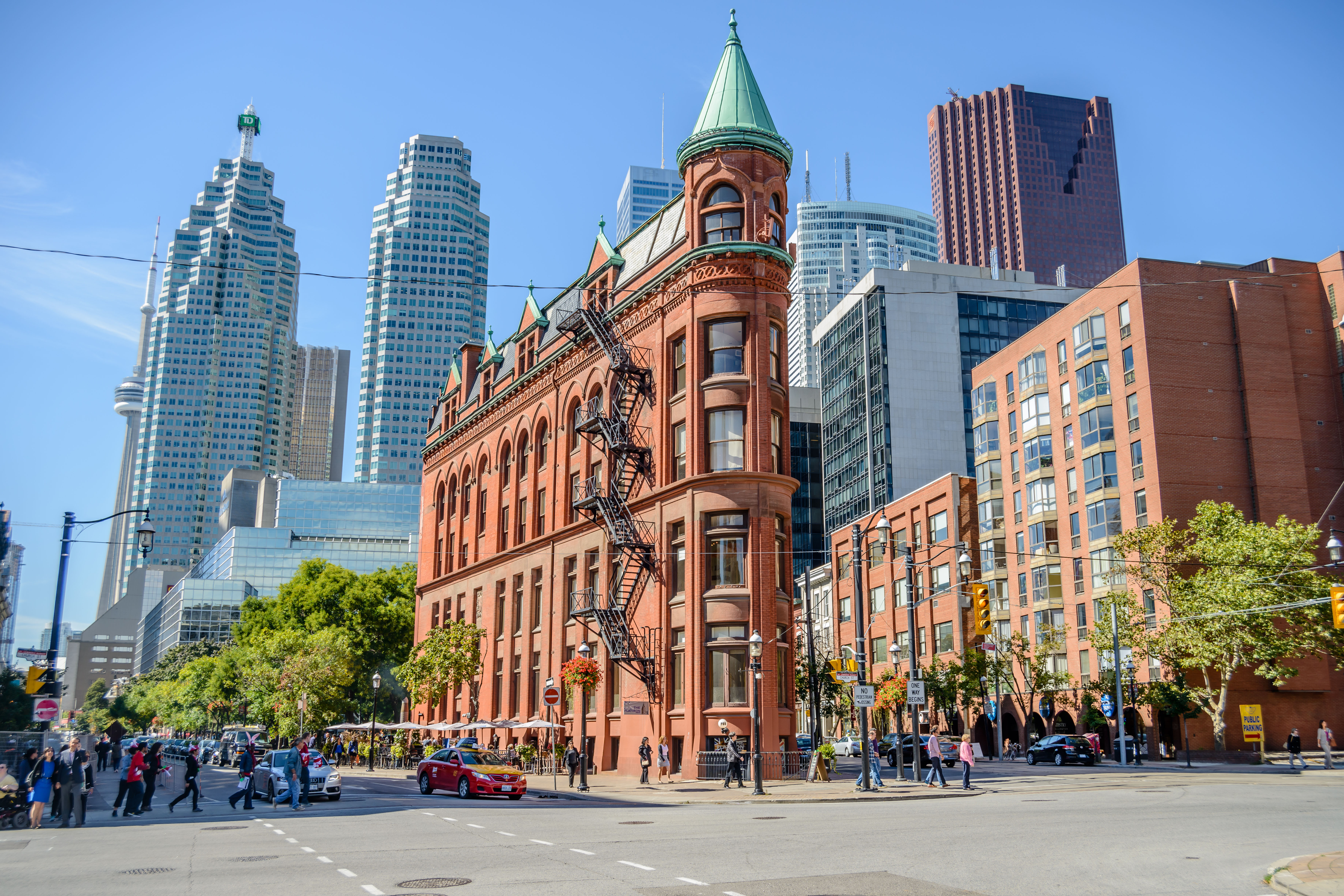 Вид на достопримечательности Торонто как символ программы иммиграции в Канаду на ПМЖ