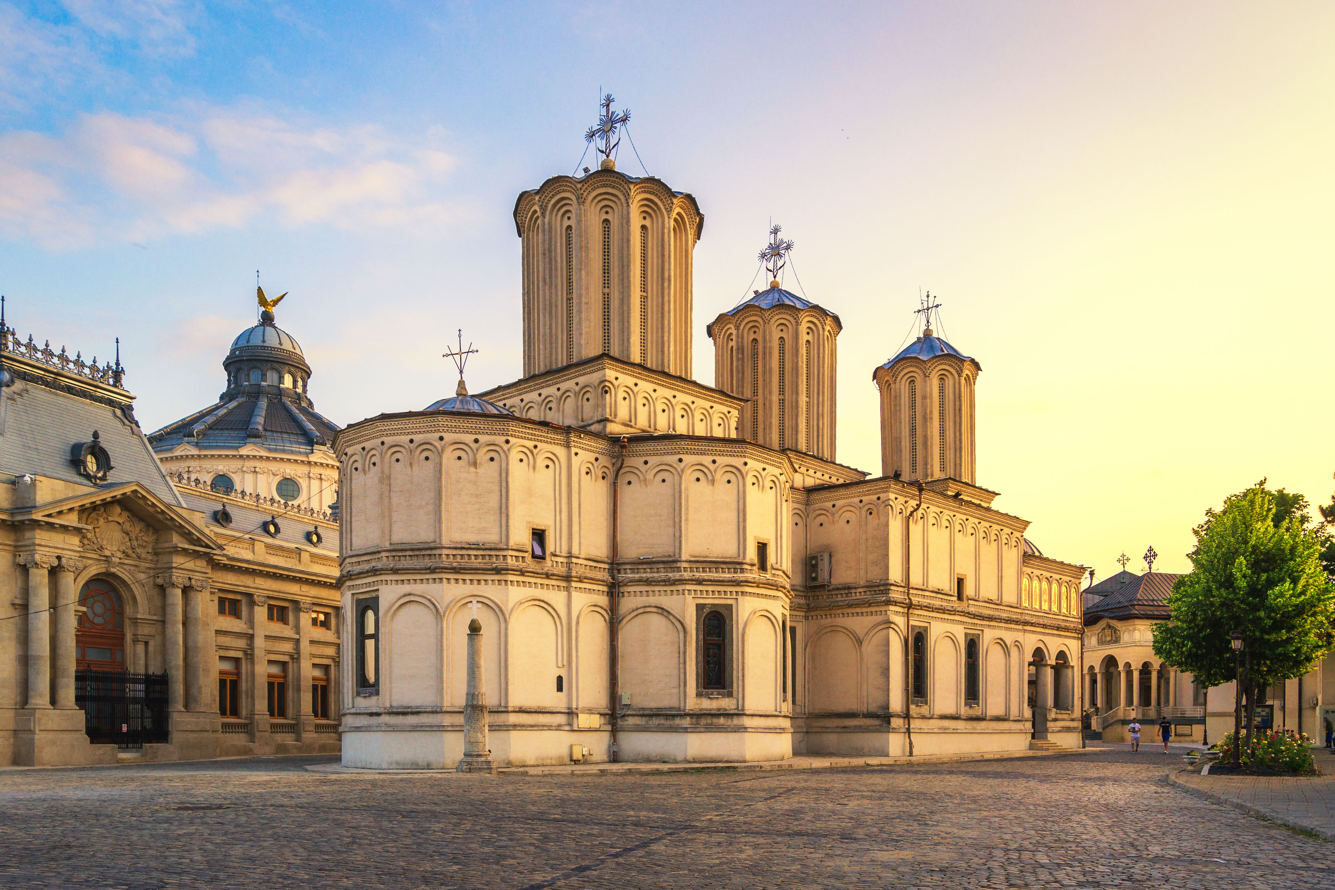 Достопримечательность Бухареста (церковь в Бухаресте) как символ программы репатриации в Румынии и получения гражданства