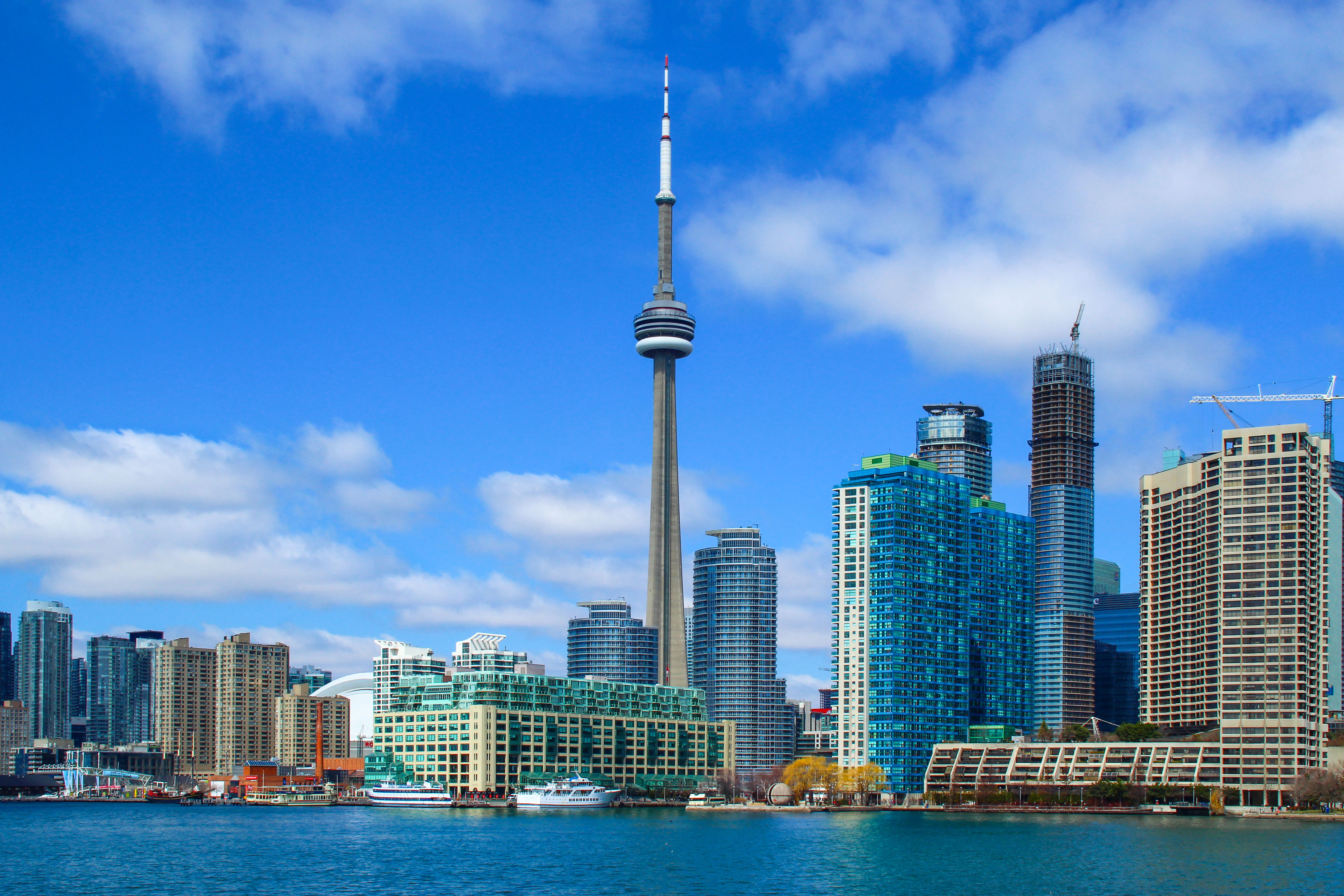Панорама Торонто как символ программы иммиграции в Канаду на ПМЖ