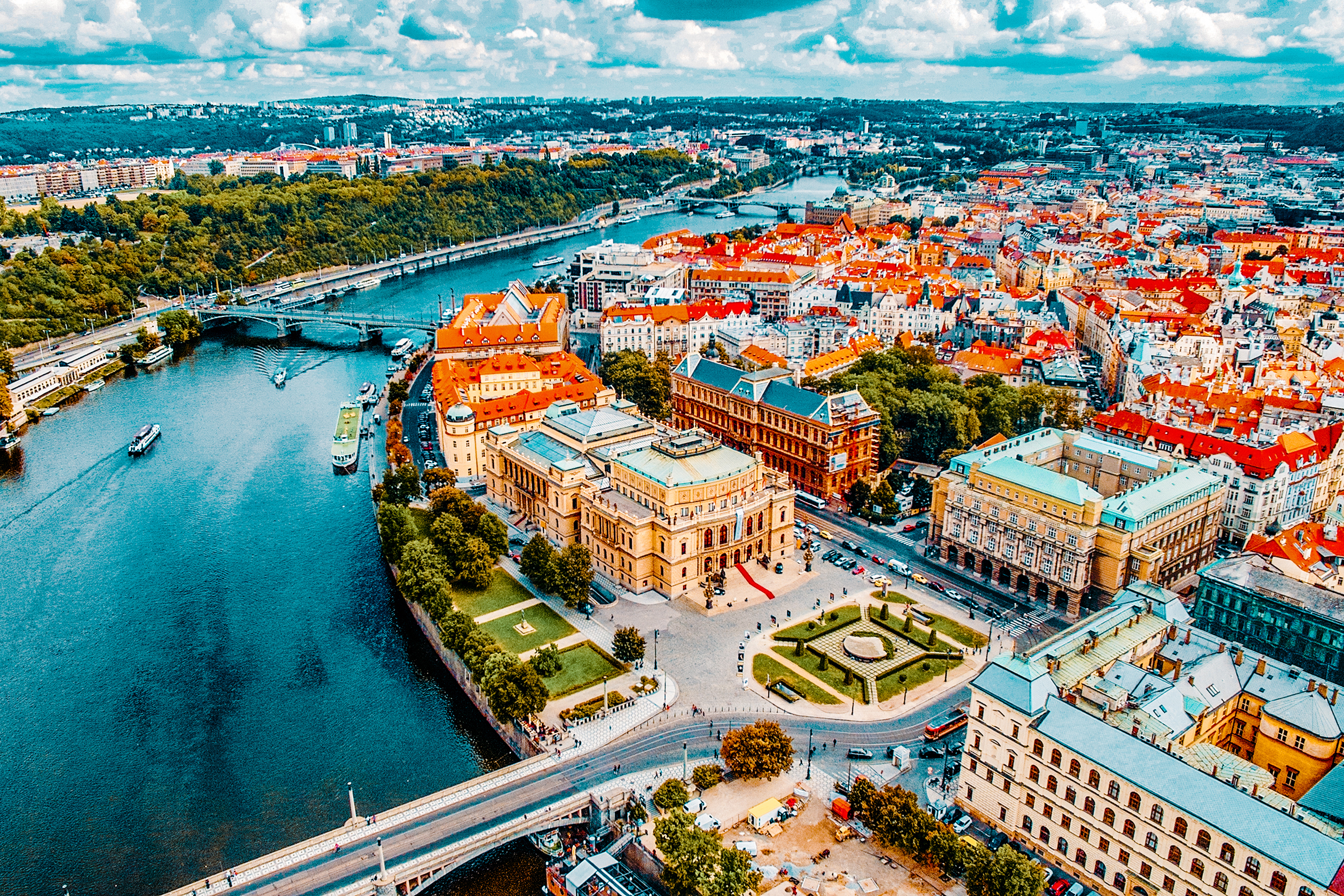 Вид на столицу Чехии Прагу, которую можно посетить после иммиграции в ЕС