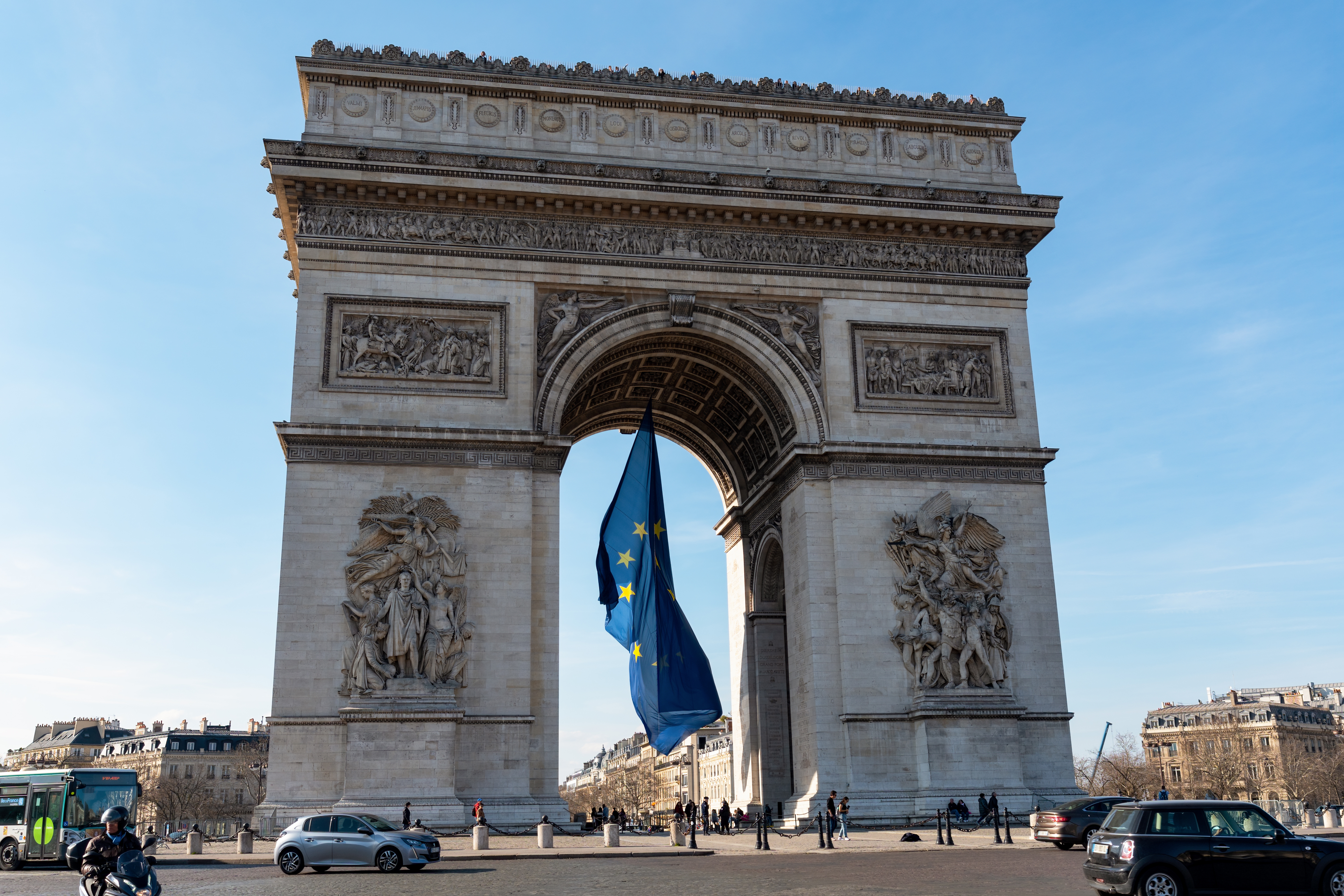 Французская Триумфальна арка с флагом ЕС, куда могут иммигрировать иностранцы